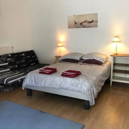 Spacieux, Jardin, Pres De Paris Et Versailles Campsite Bievres